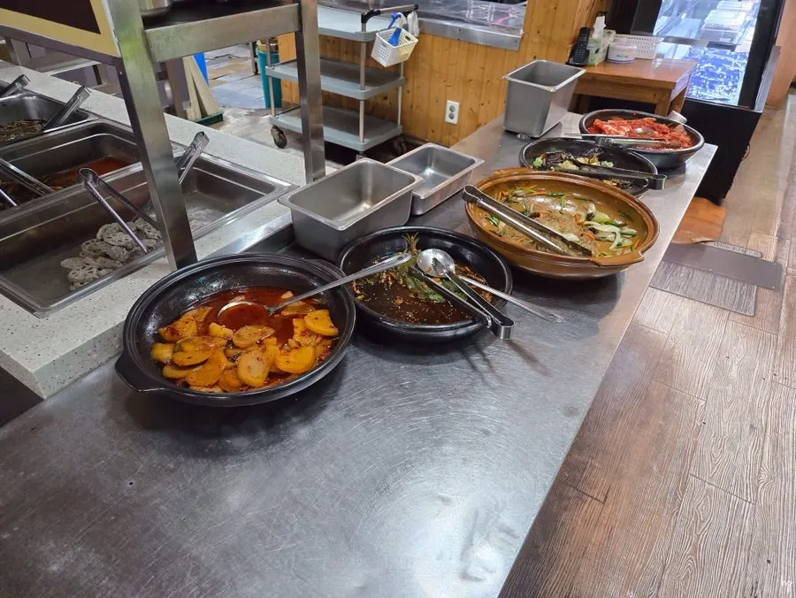 가지튀김과 깻잎이 놓인 셀프바 반찬