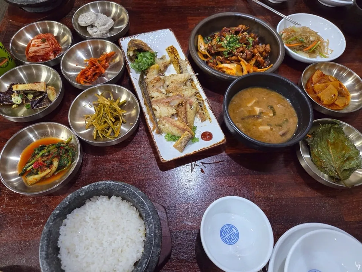 솥밥까지 함께 차려진 명인보리굴비 상차림