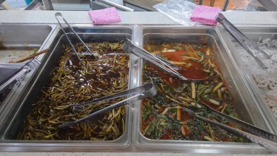 셀프바에 놓인 나물 반찬