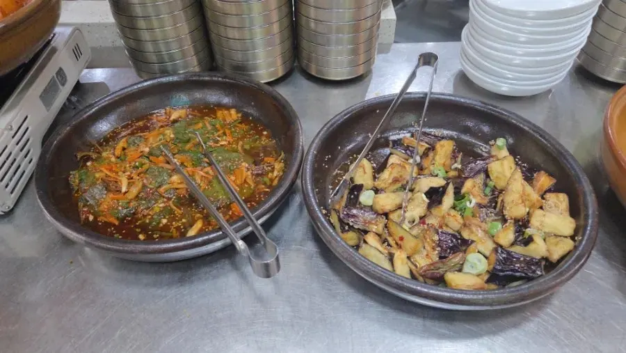 봄설 한정식 셀프바 밑반찬 진열