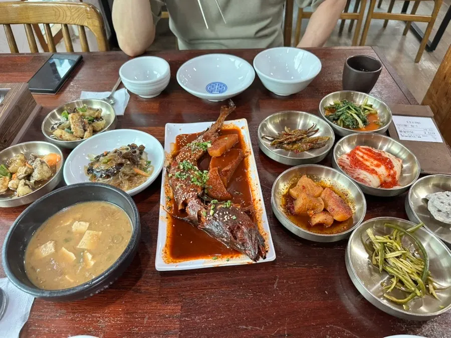 Steaming hot-pot rice served with braised kodari