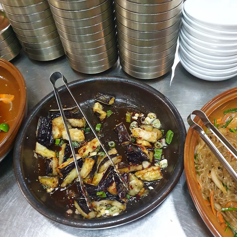 Self-bar at Bomseol for barley rice and banchan