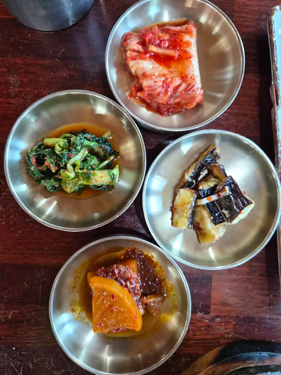 정갈하게 차려진 기본 반찬