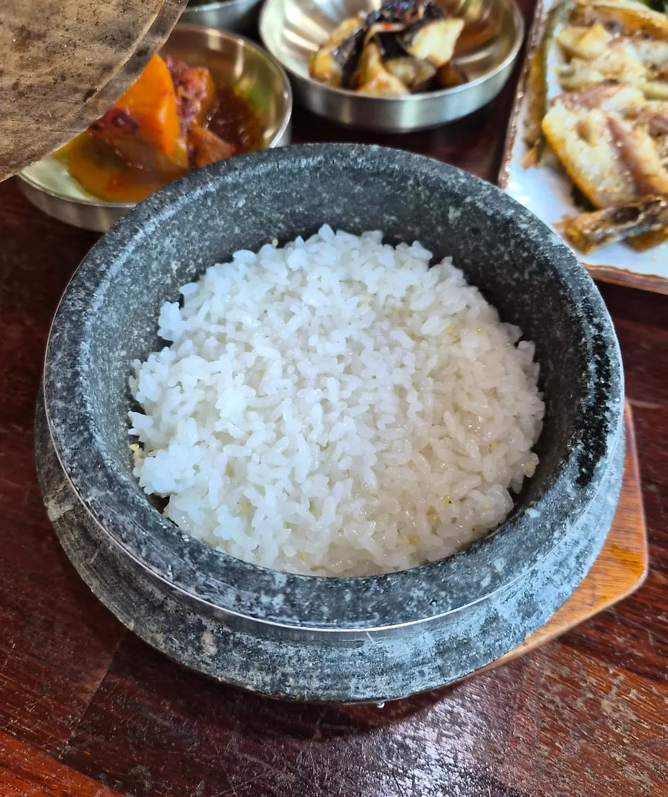 갓 지은 돌솥밥