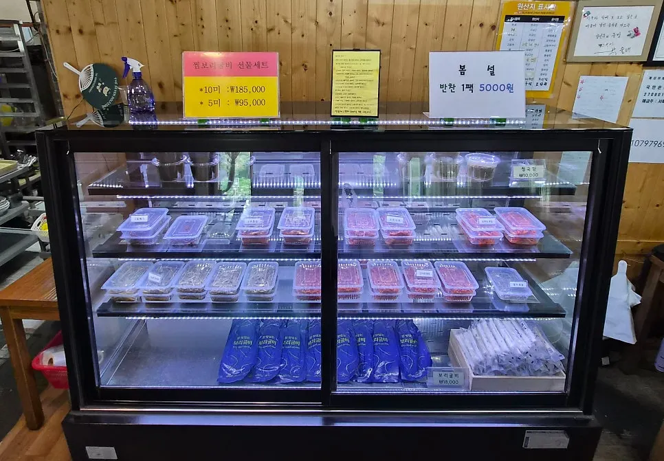 카운터 옆 반찬 판매대