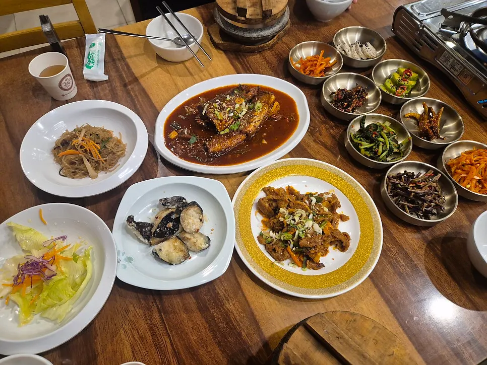 Bomseol table set spread packed with side dishes