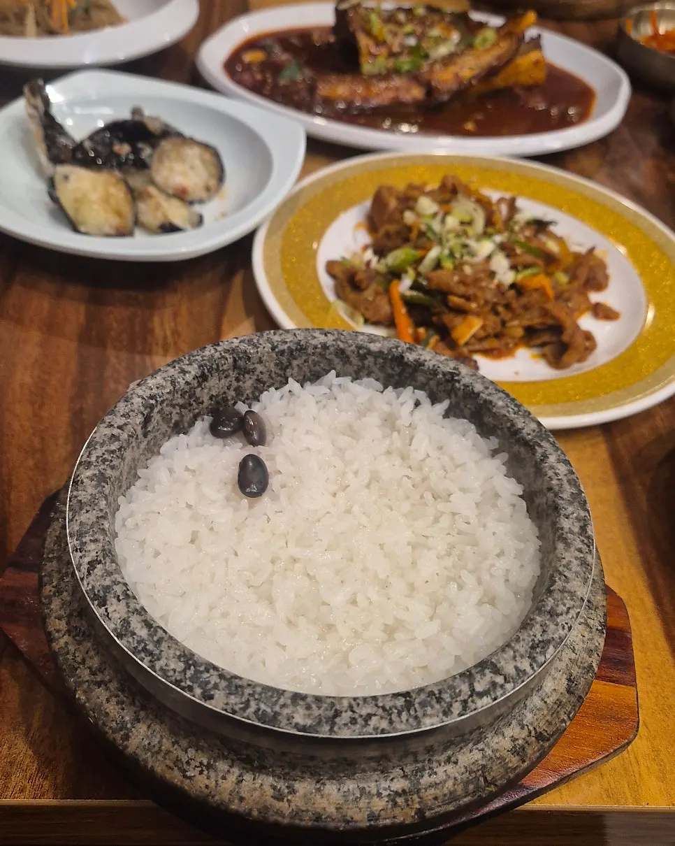 Side dish plates from the Bomseol table set