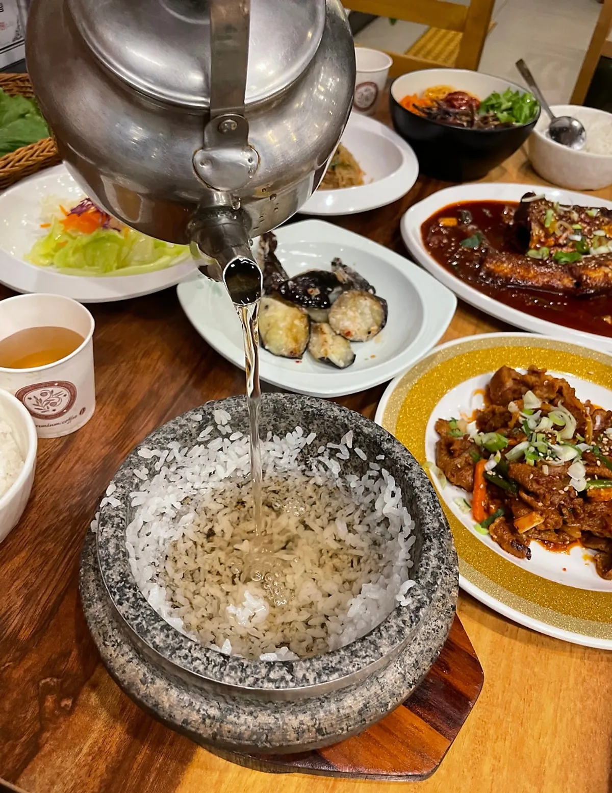 Steaming stone-pot rice at Bomseol Main Branch