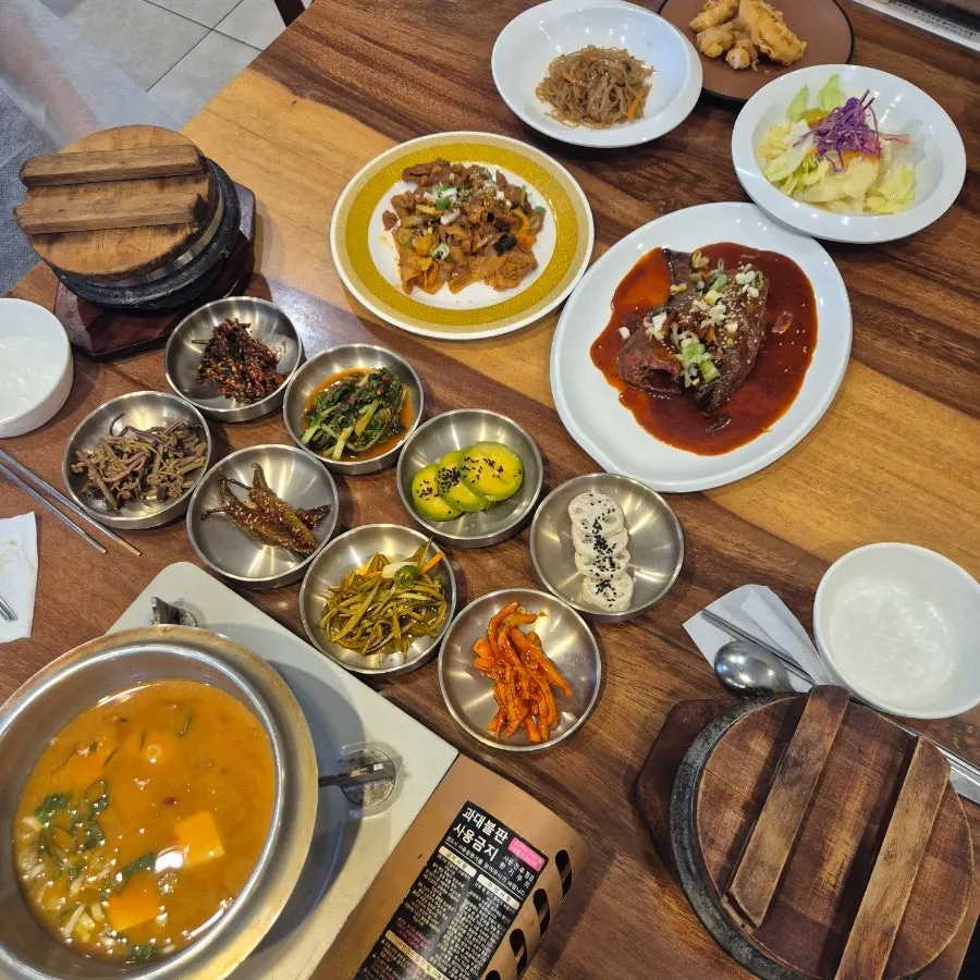 Side dishes and main dishes set out together