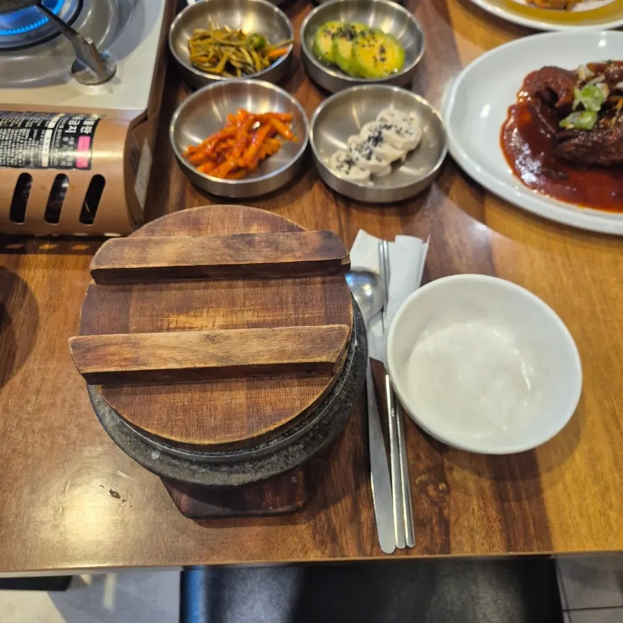 Stone-pot rice served with the Bomseol Rice Table