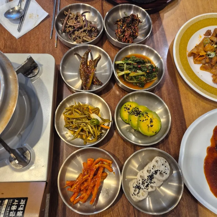 Eight side dishes including lotus root and seasoned doraji