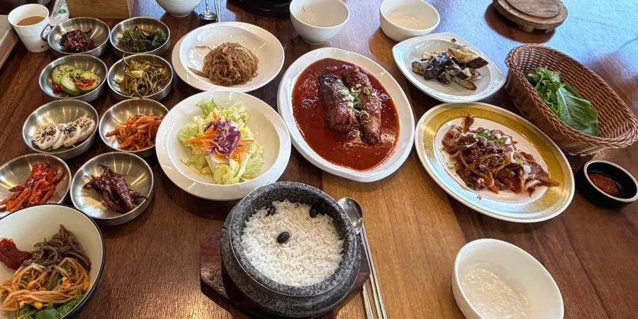 갓 지어 나온 돌솥밥