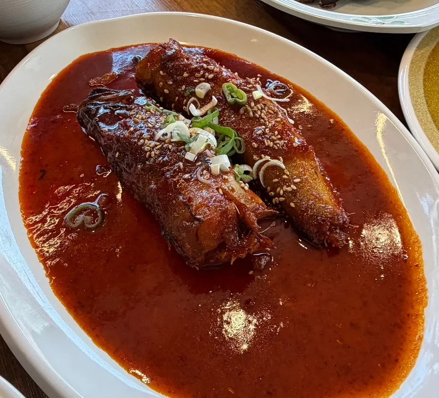코다리조림과 제육볶음이 차려진 상