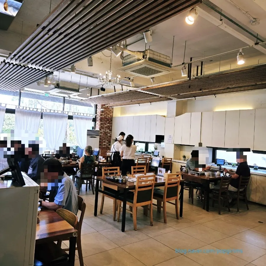 여유로운 간격의 4~6인용 테이블