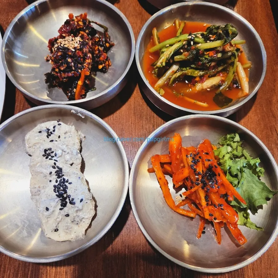 호박나물과 고들빼기김치 등 기본 반찬
