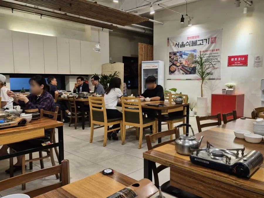 1st-floor table seating at Bomseol Main Branch