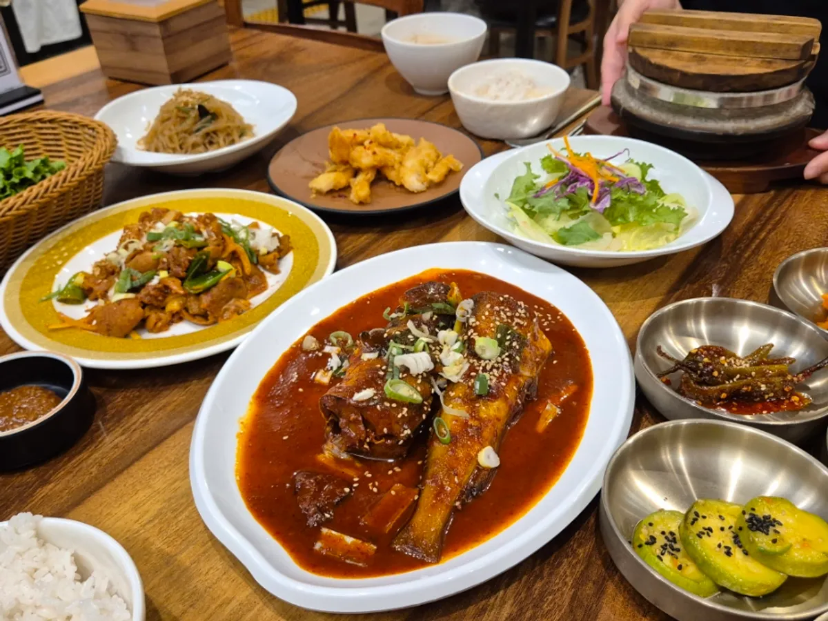 Bomseol table set with hot-pot rice and cheonggukjang together