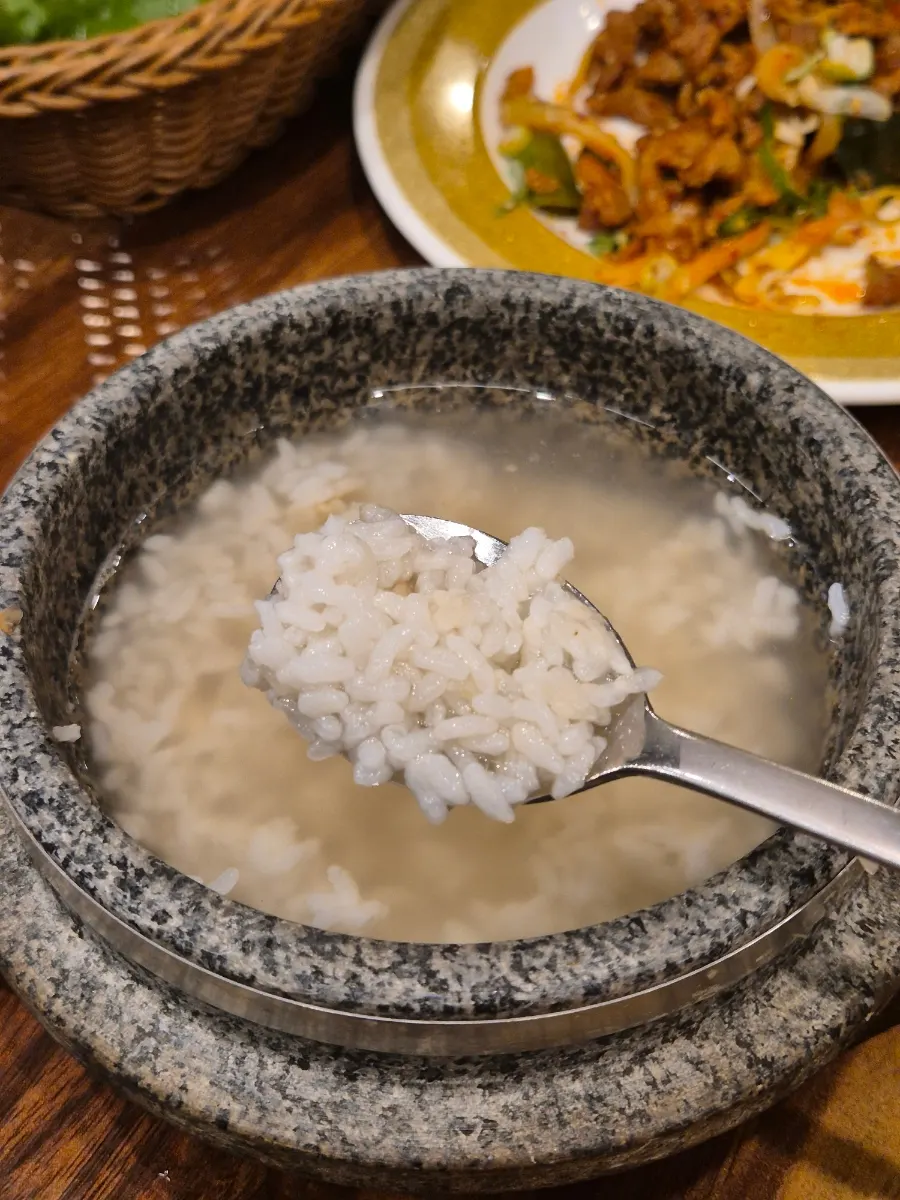 Rice crust made by pouring hot water into the hot-pot rice