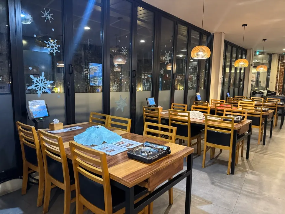 Spacious first-floor seating at Bomseol Main Branch