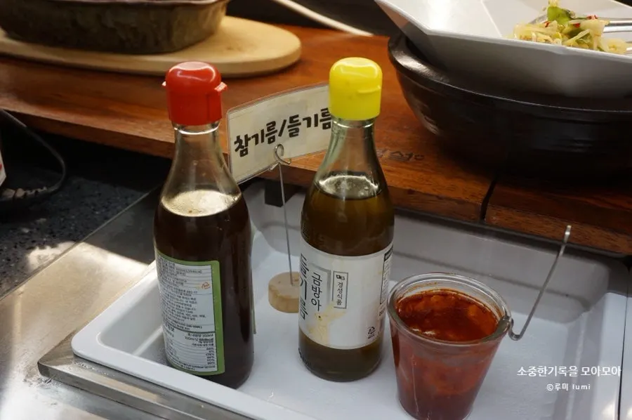 참기름과 들기름이 준비된 셀프 코너