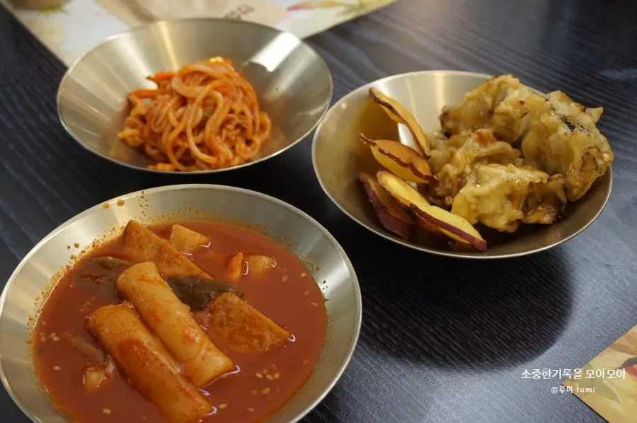 바삭한 중식 스타일 가지튀김 접시