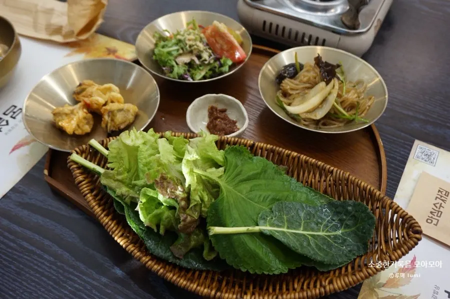 토마토 샐러드와 잡채가 놓인 상차림