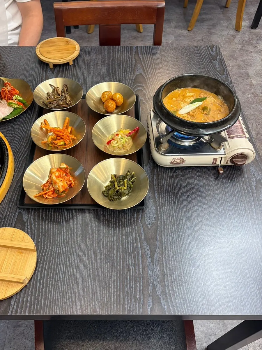 솥밥과 청국장이 함께 놓인 봄설한상