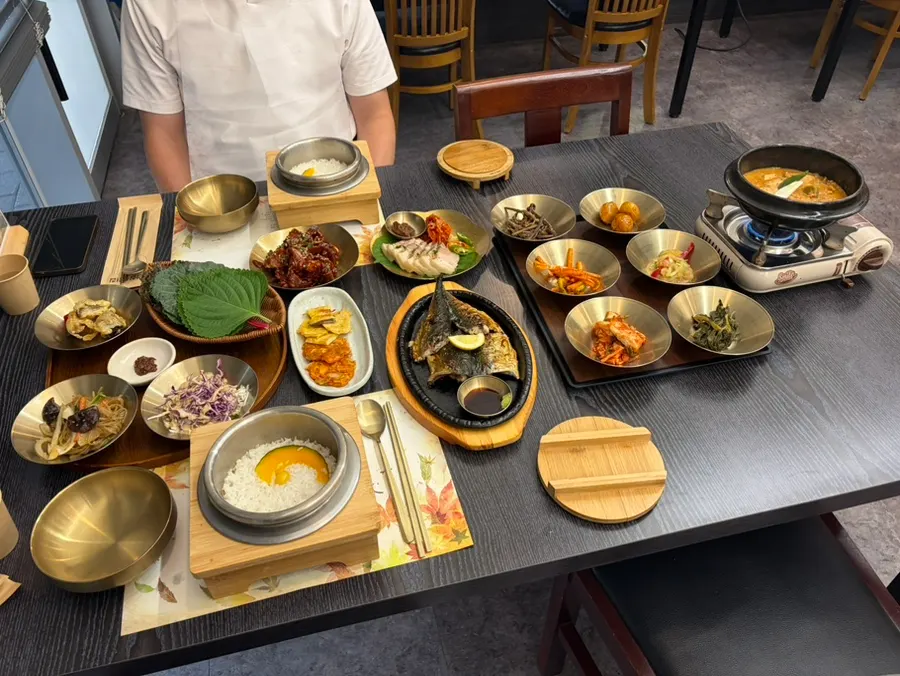 반찬이 가득 차려진 봄설한상 2인 테이블