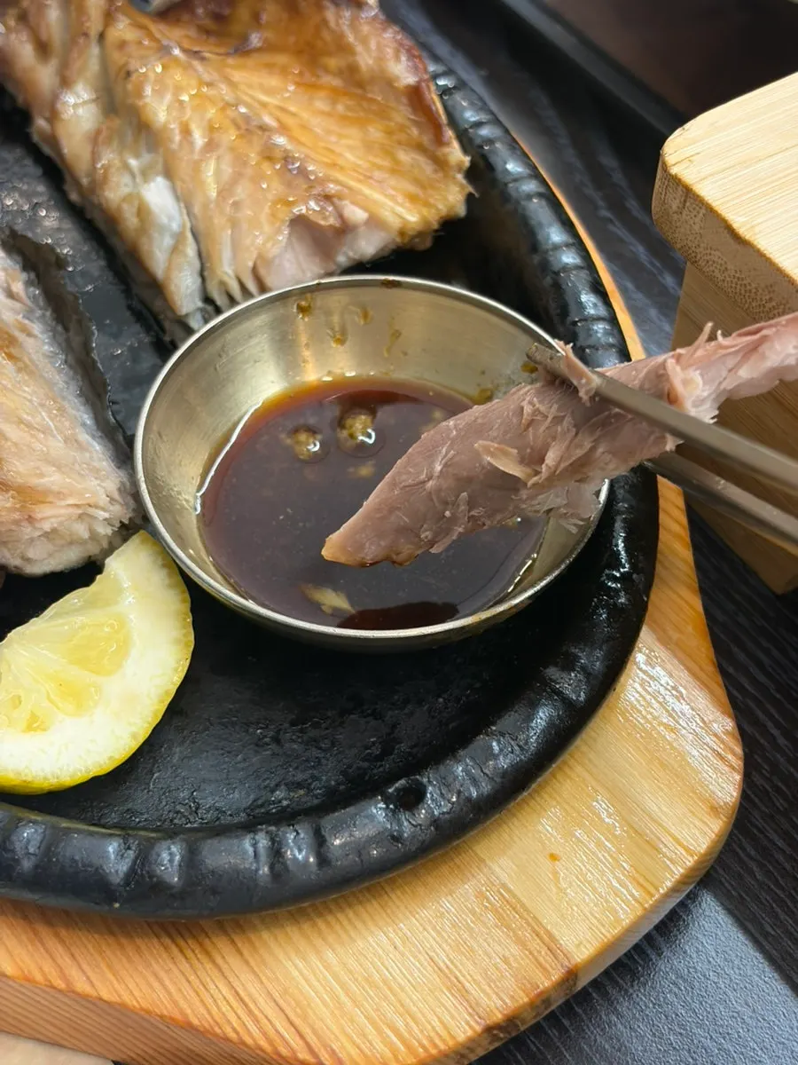 촉촉하게 삶아진 보쌈 고기 접시