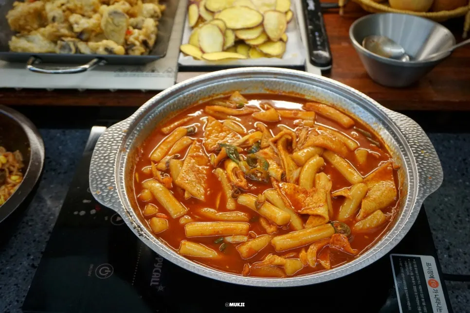 셀프바에서 가져온 쫄면과 고구마튀김
