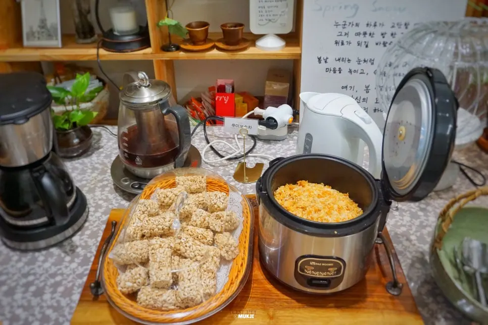 셀프바 비빔밥 재료와 한식 후식 코너