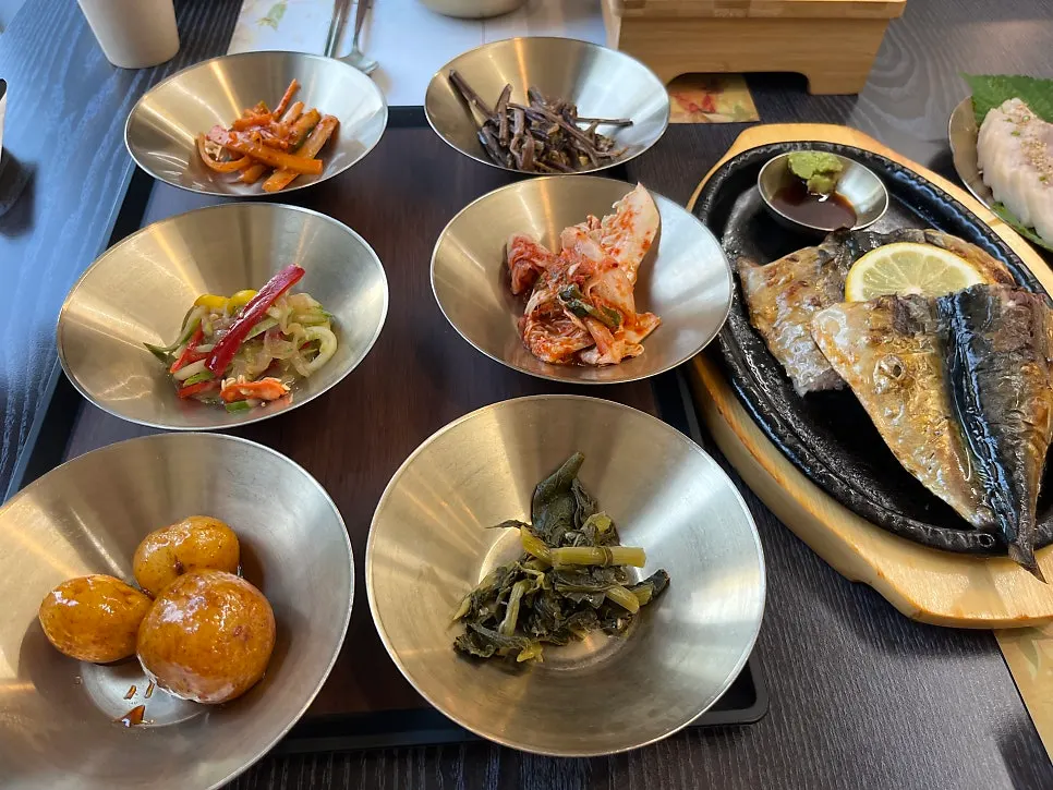Plate of seasonal side dishes at Bomseol