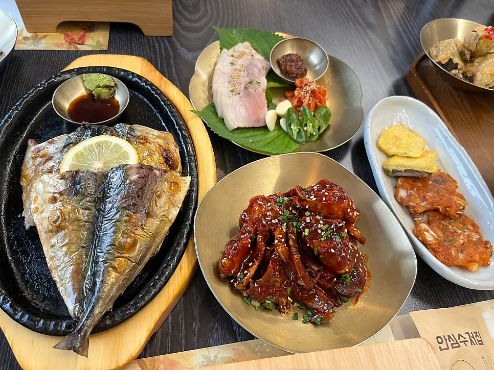 Neatly arranged namul and kimchi side dishes