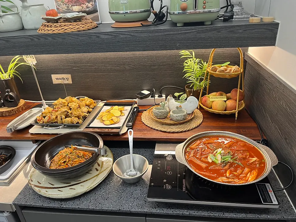 Tteokbokki and other dishes prepared at the salad bar