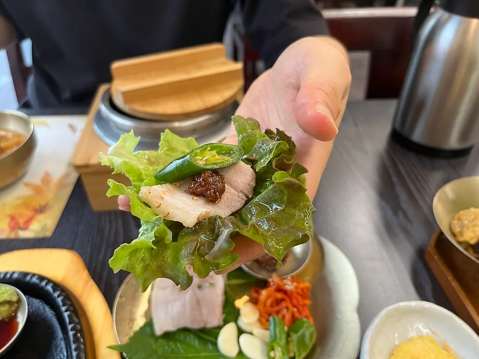 Bossam plate wrapped and eaten at Bomseol