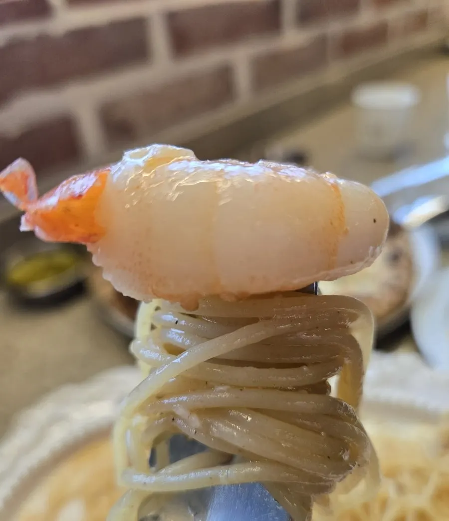 큼직한 새우가 올라간 알리오올리오