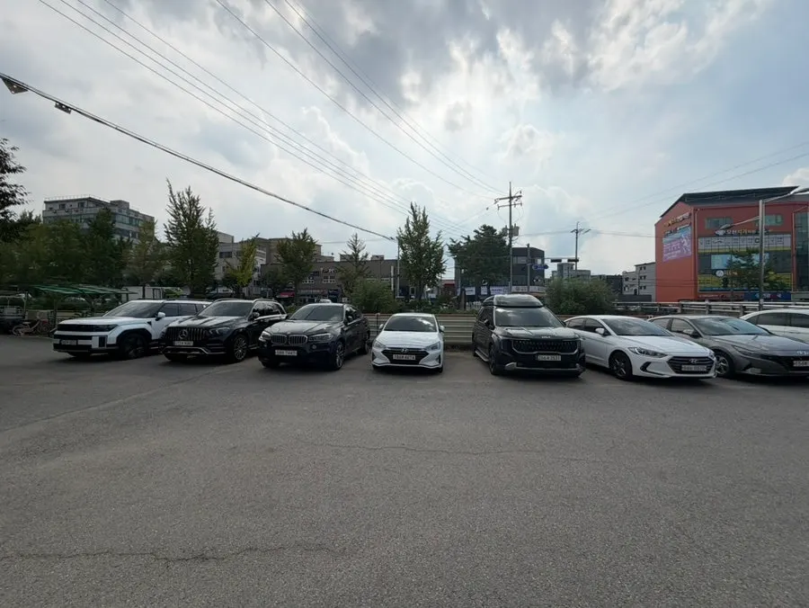 Parking space in front of the Bonaricetta building