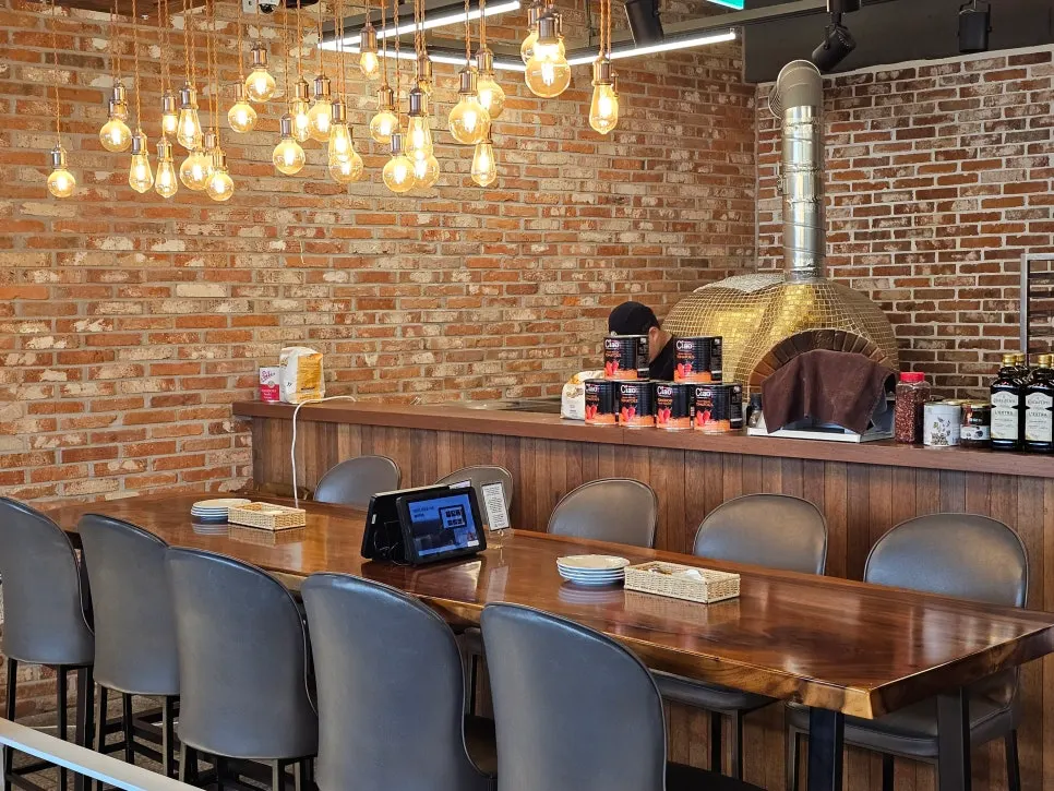 The wood-fired pizza oven set in one corner of Bonaricetta
