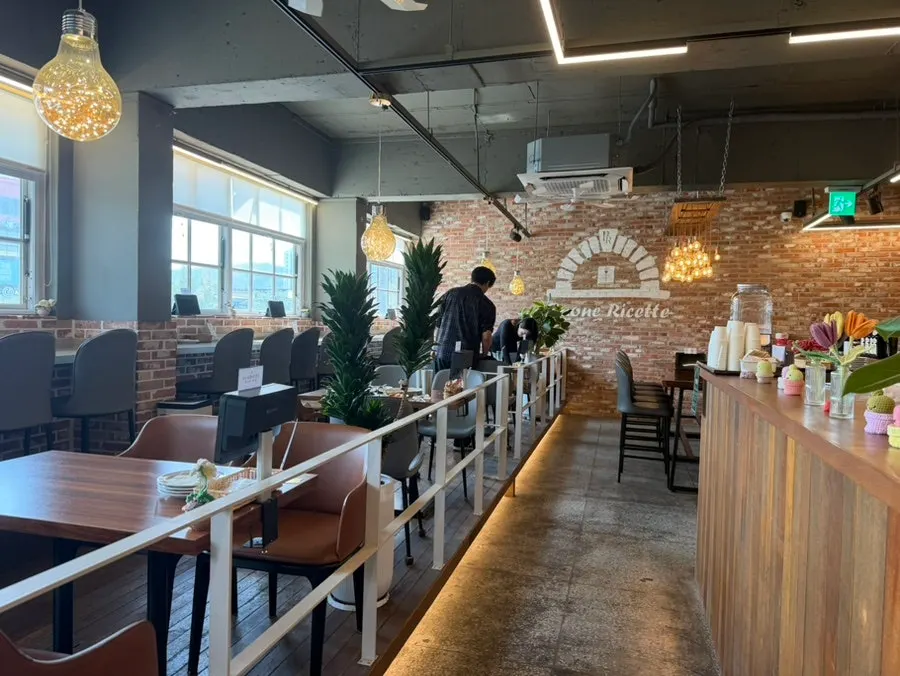 Interior and seating on the 2nd floor of Bonaricetta