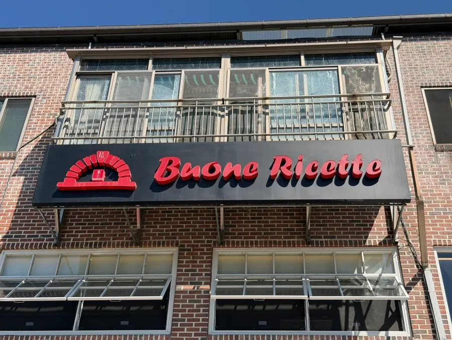 Bonaricetta's exterior sign with red lettering on a black background
