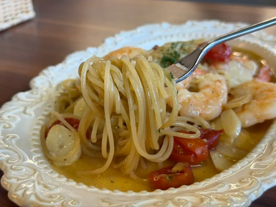 Aglio e olio packed with sliced garlic