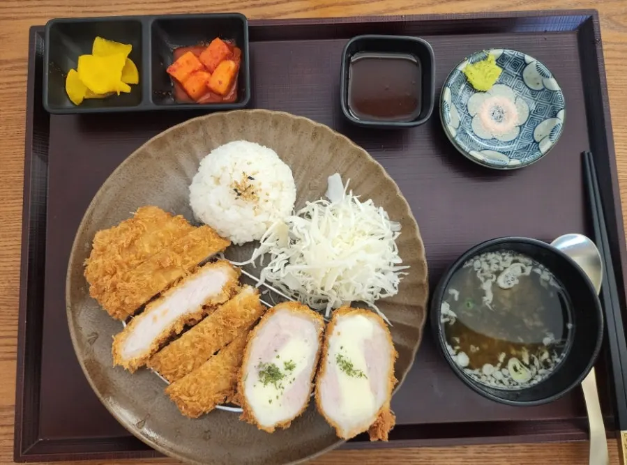Thick fresh loin half-and-half cutlet