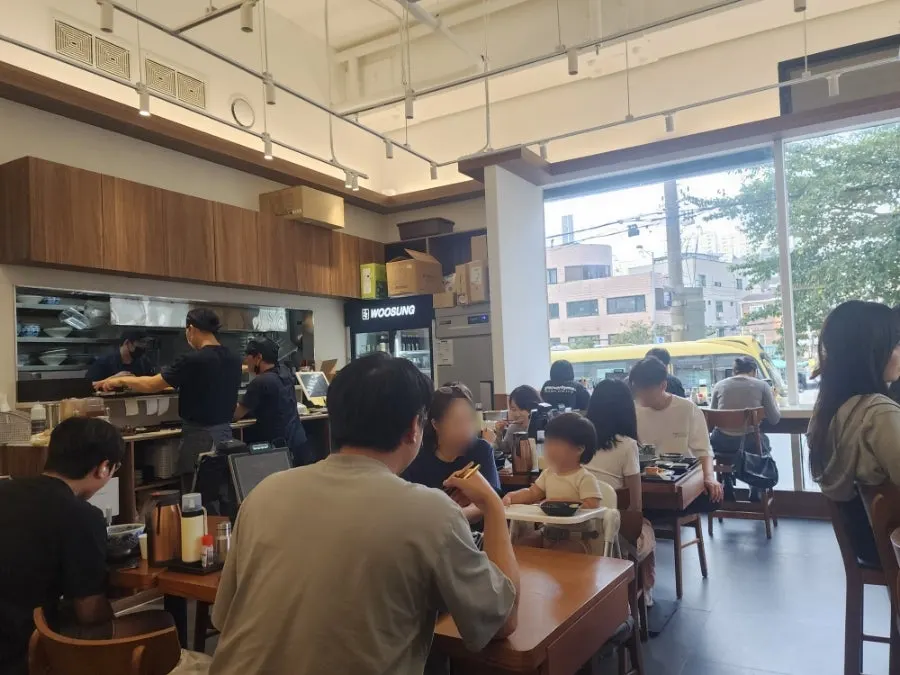 ランチタイムに賑わうウッド調の店内