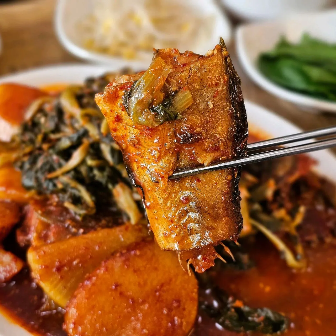 코다리조림과 보리밥 한식 메뉴
