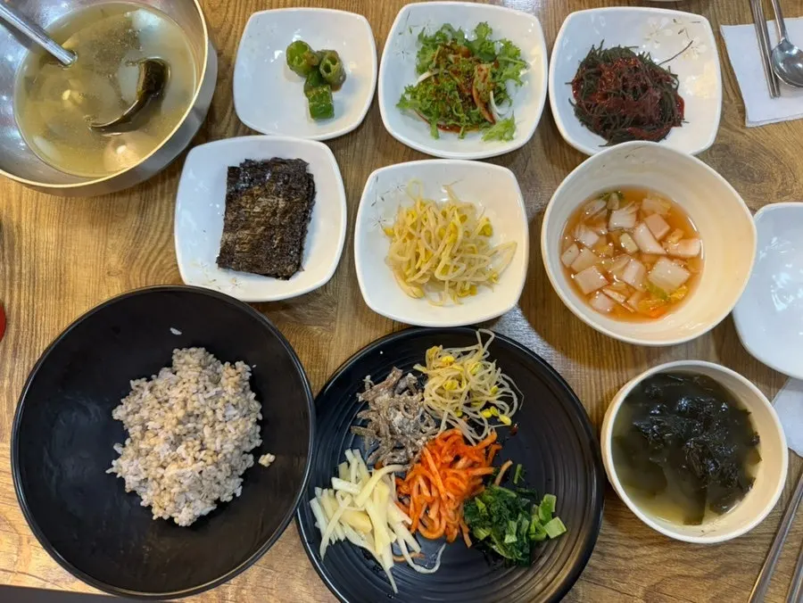 밑반찬과 보리밥이 나온 한상