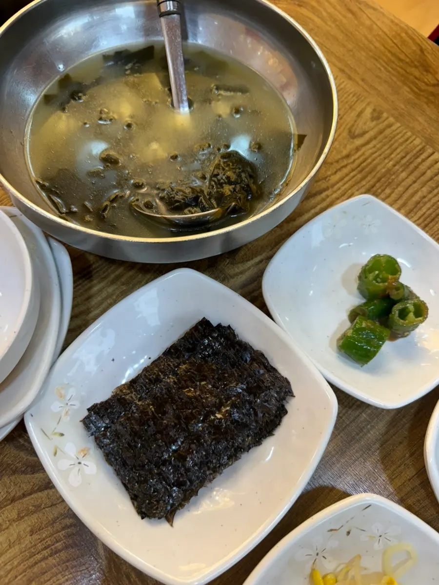 콩나물무침과 김 밑반찬