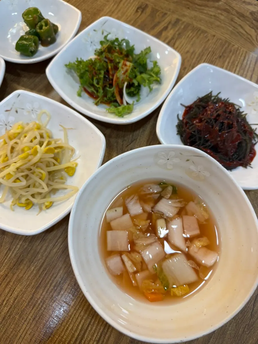 미역국과 물김치 밑반찬