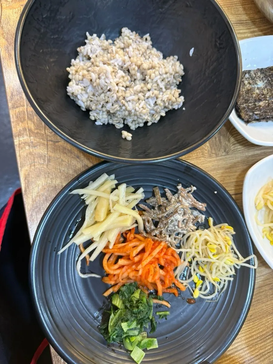 계란찜과 된장찌개가 포함된 한상