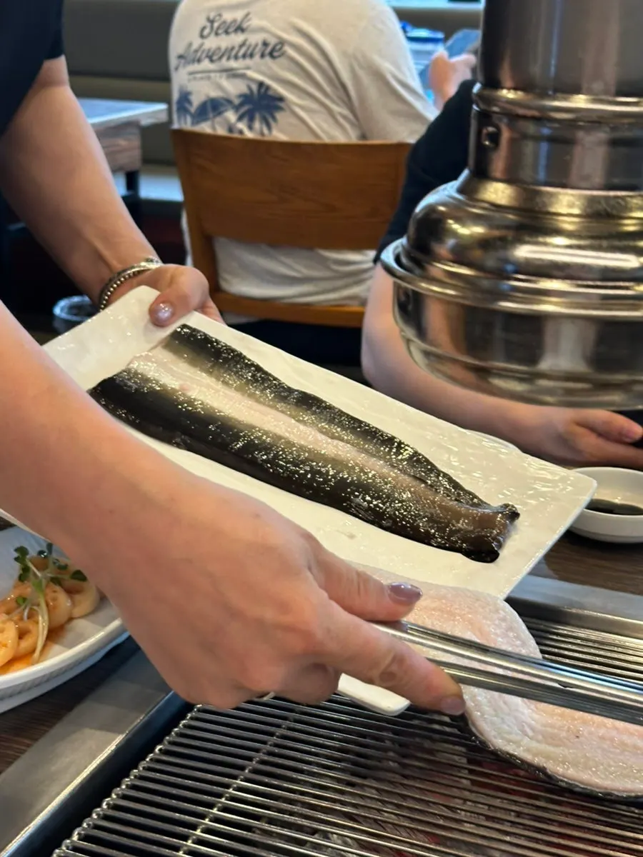 Self-service station for side dishes and wrap greens