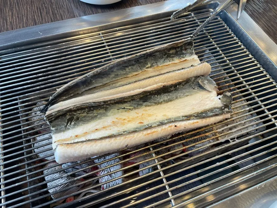 Salt-grilled eel cut in half before cooking